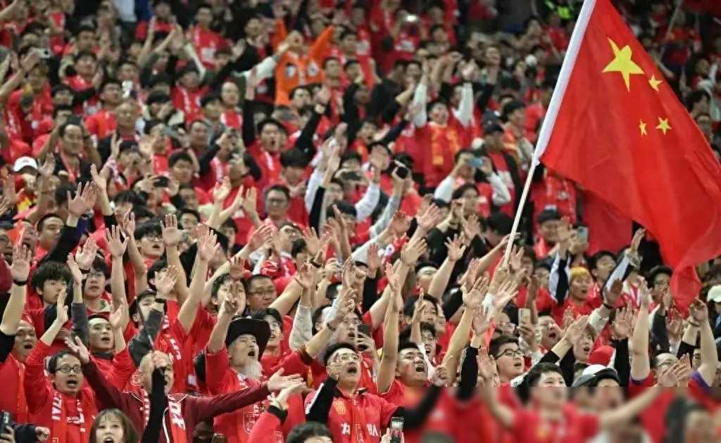 主场观众的热情助威，为球队助力加油