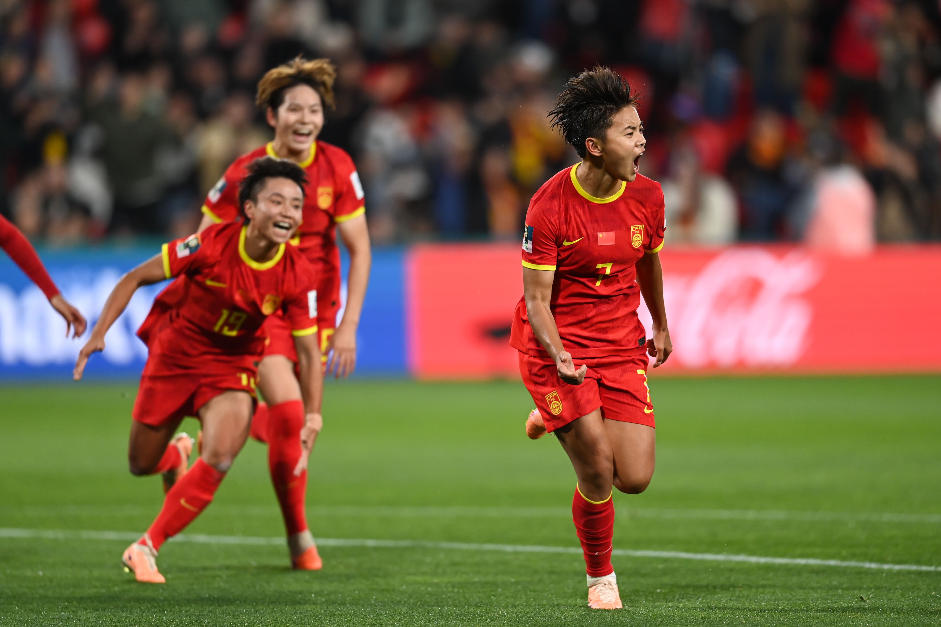 女足比赛战况激烈，球员竞技水平高