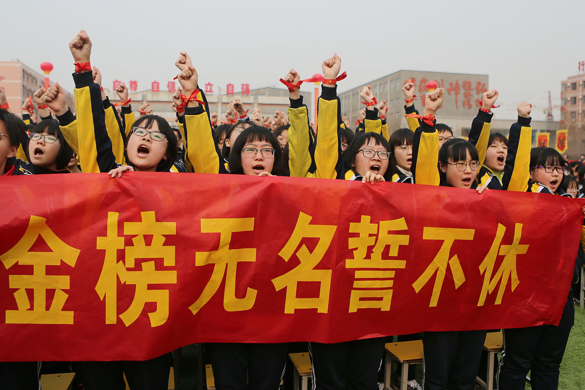 关于临近终场哨声，球队奋力拼搏誓夺胜利的信息